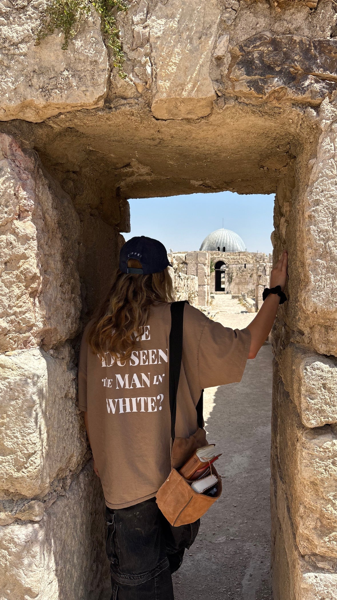 Man in White - 4 Languages