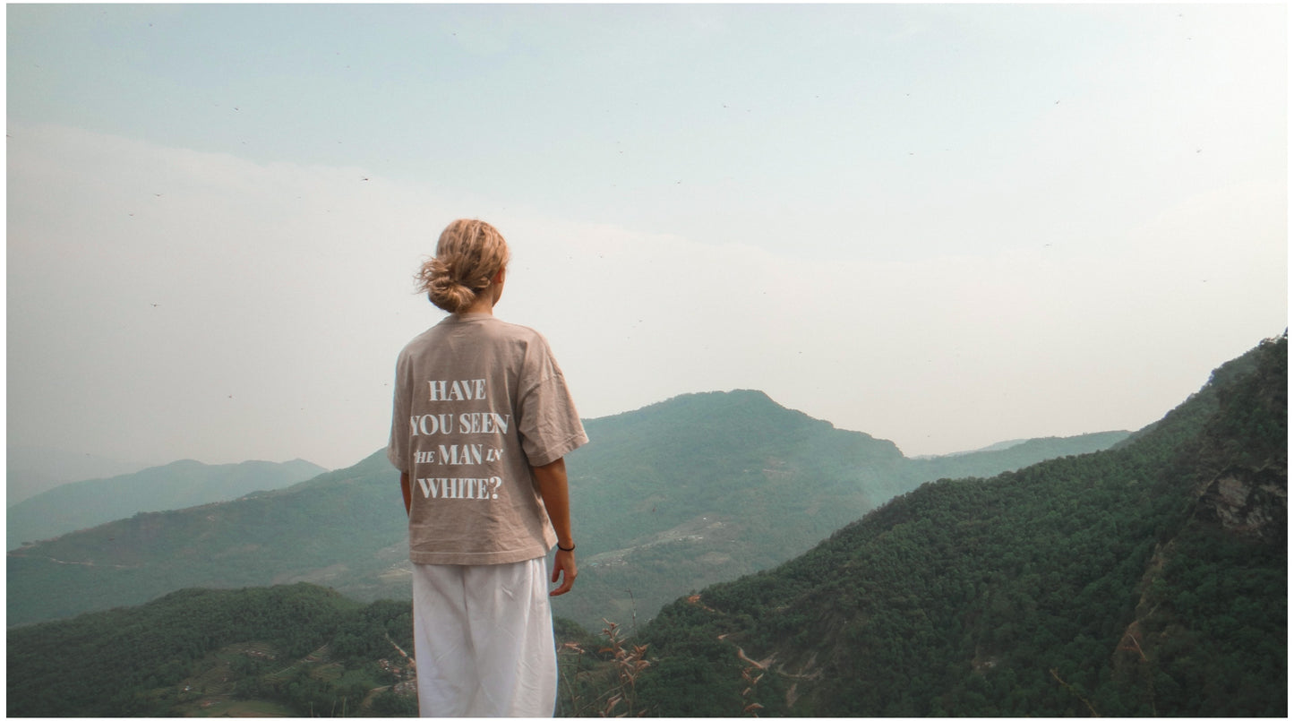 Man in White - 4 Languages