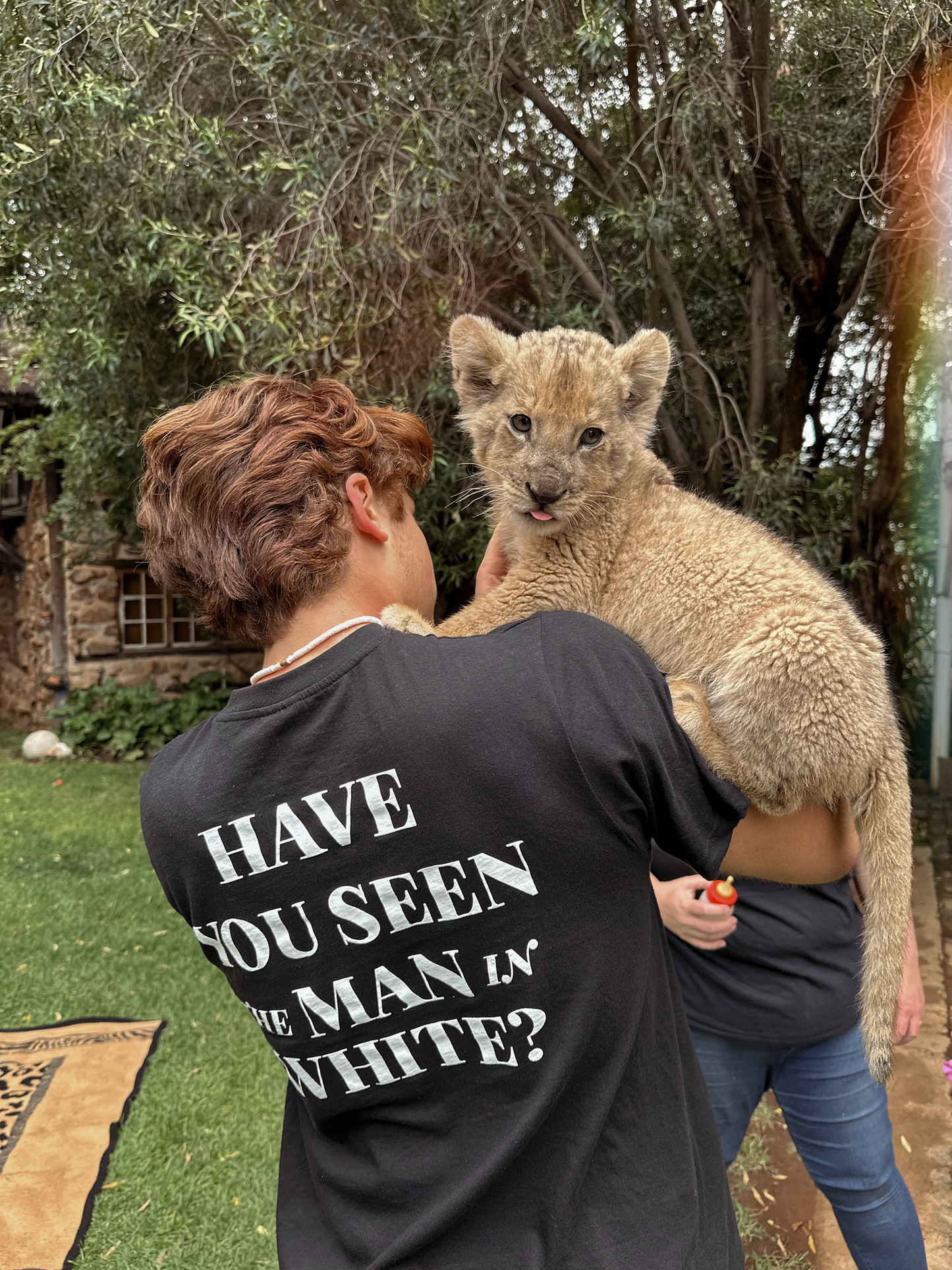 Man in White - 4 Languages