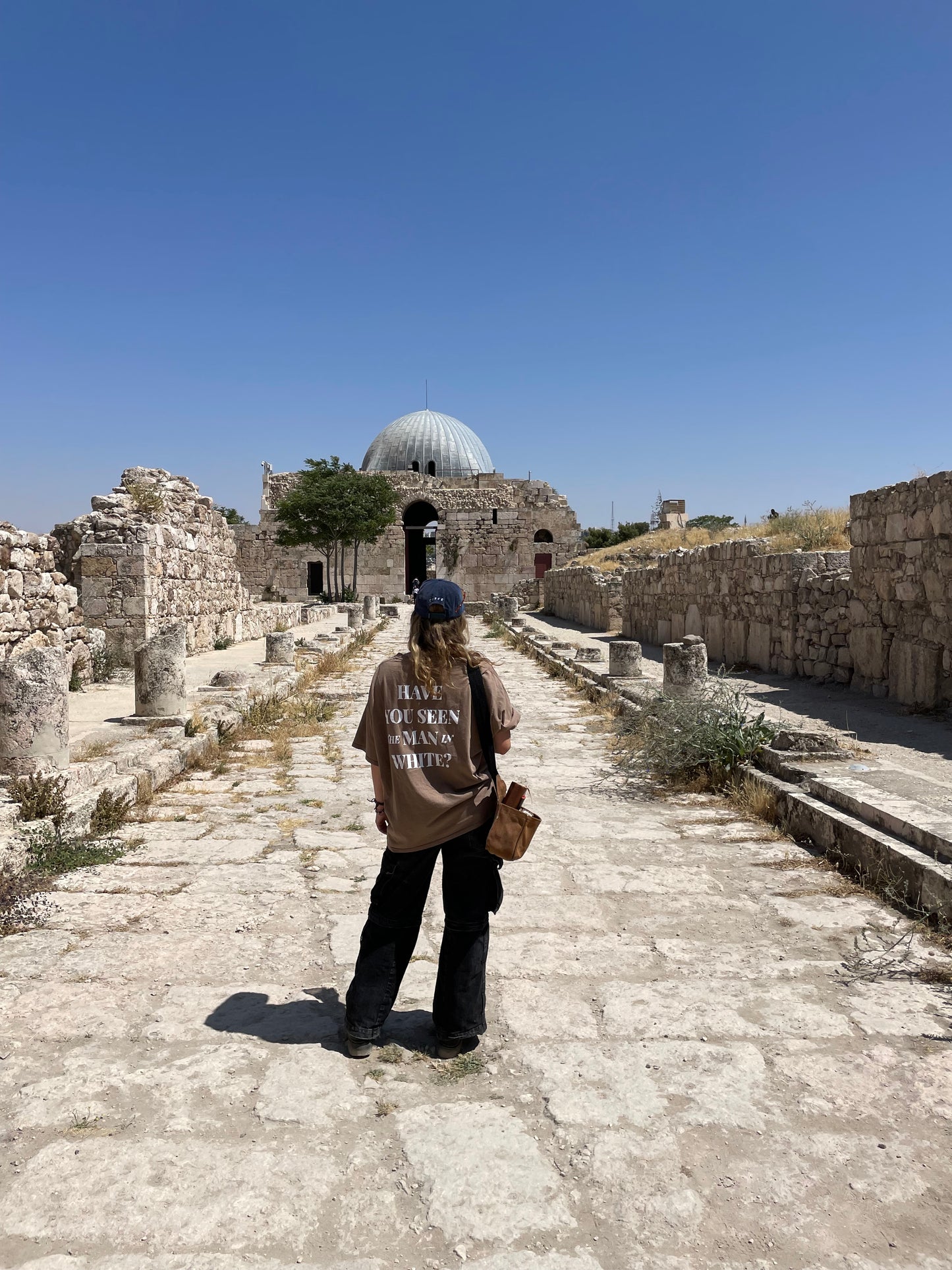 Man in White - 4 Languages